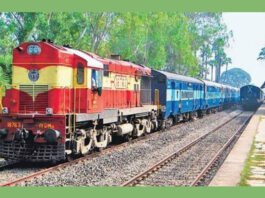 man, shock, train, wash room, camera, ట్రైయిన్‌, వాష్‌ రూమ్,