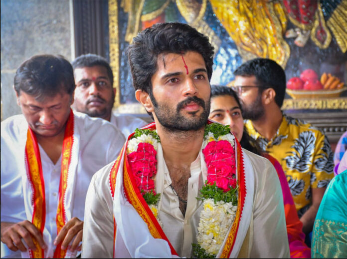 vijay devarakonda at yadadri temple